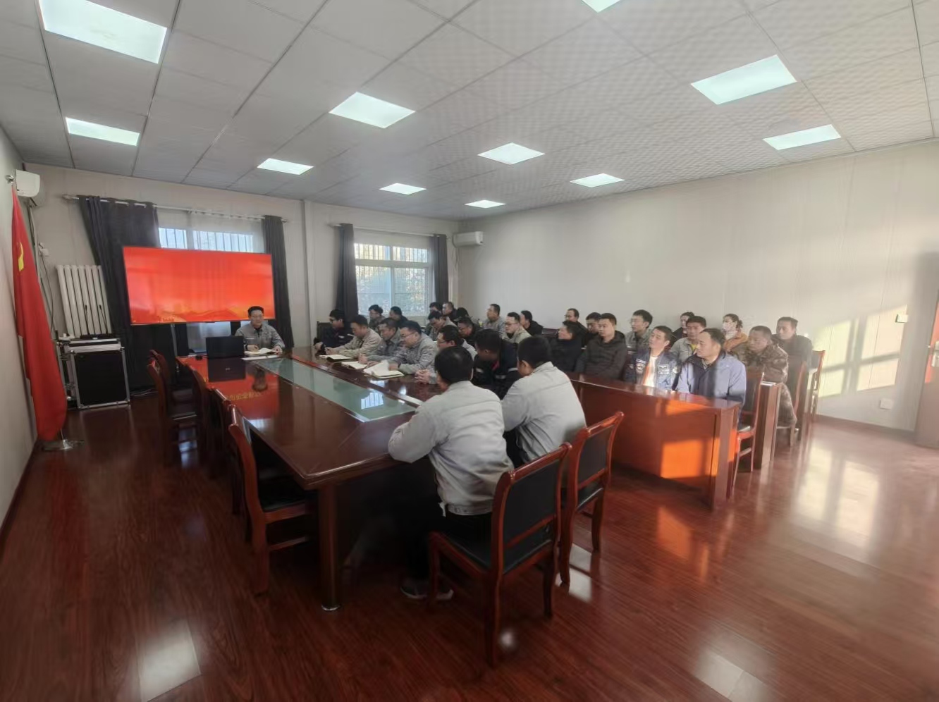 【理论宣讲】鑫岩公司开展“做新时代合格党员，为党旗增光添彩”主题宣讲活动