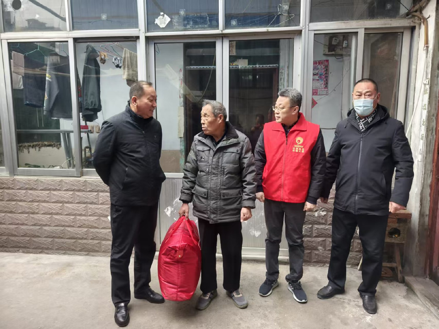 集团志愿者赴“双报到”社区开展“暖冬行动”