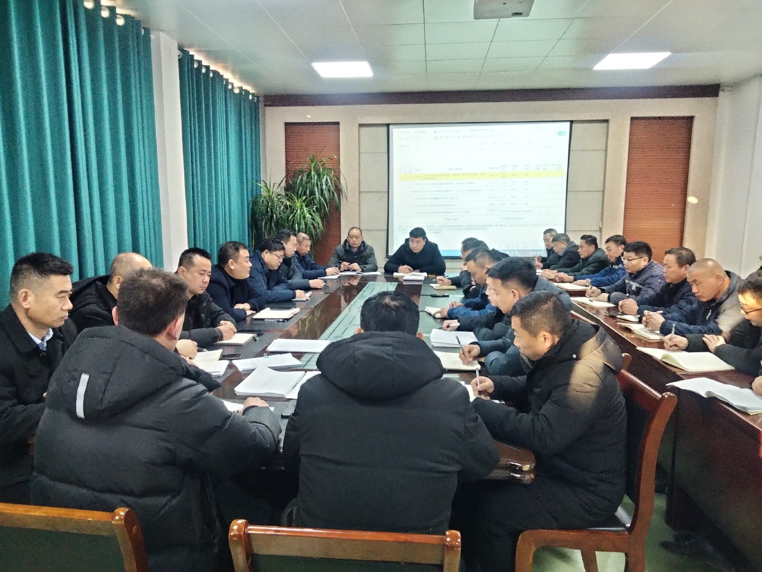 级索煤矿组织召开安全生产专题会议